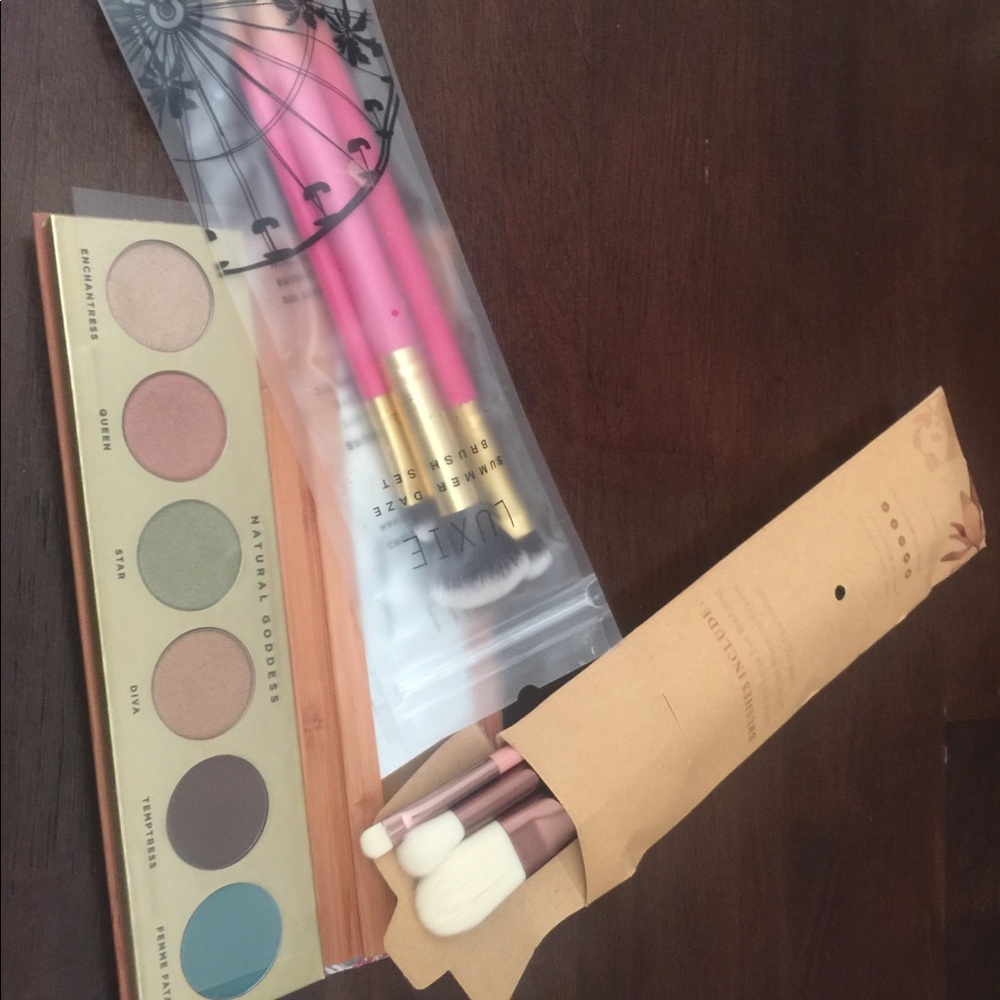 Eyeshadows and two brush sets